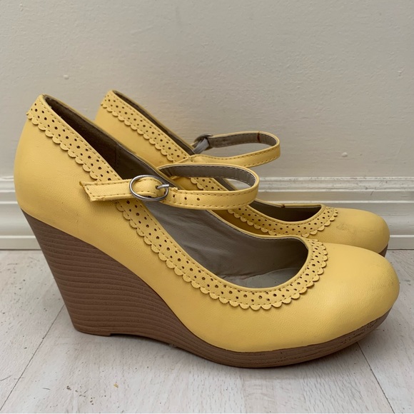 Cute light yellow wedges with strap - Picture 1 of 7